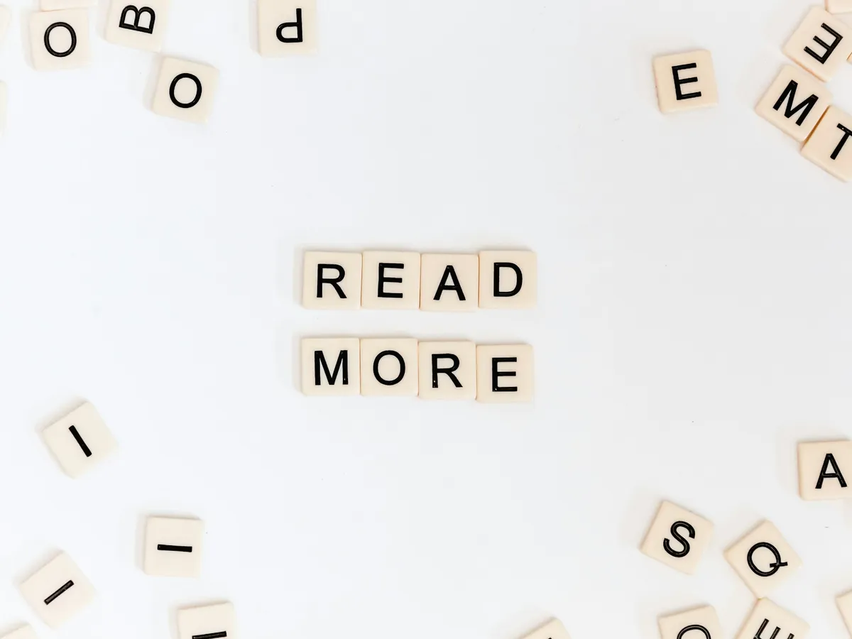 A photo that says read more using scrabble letters.